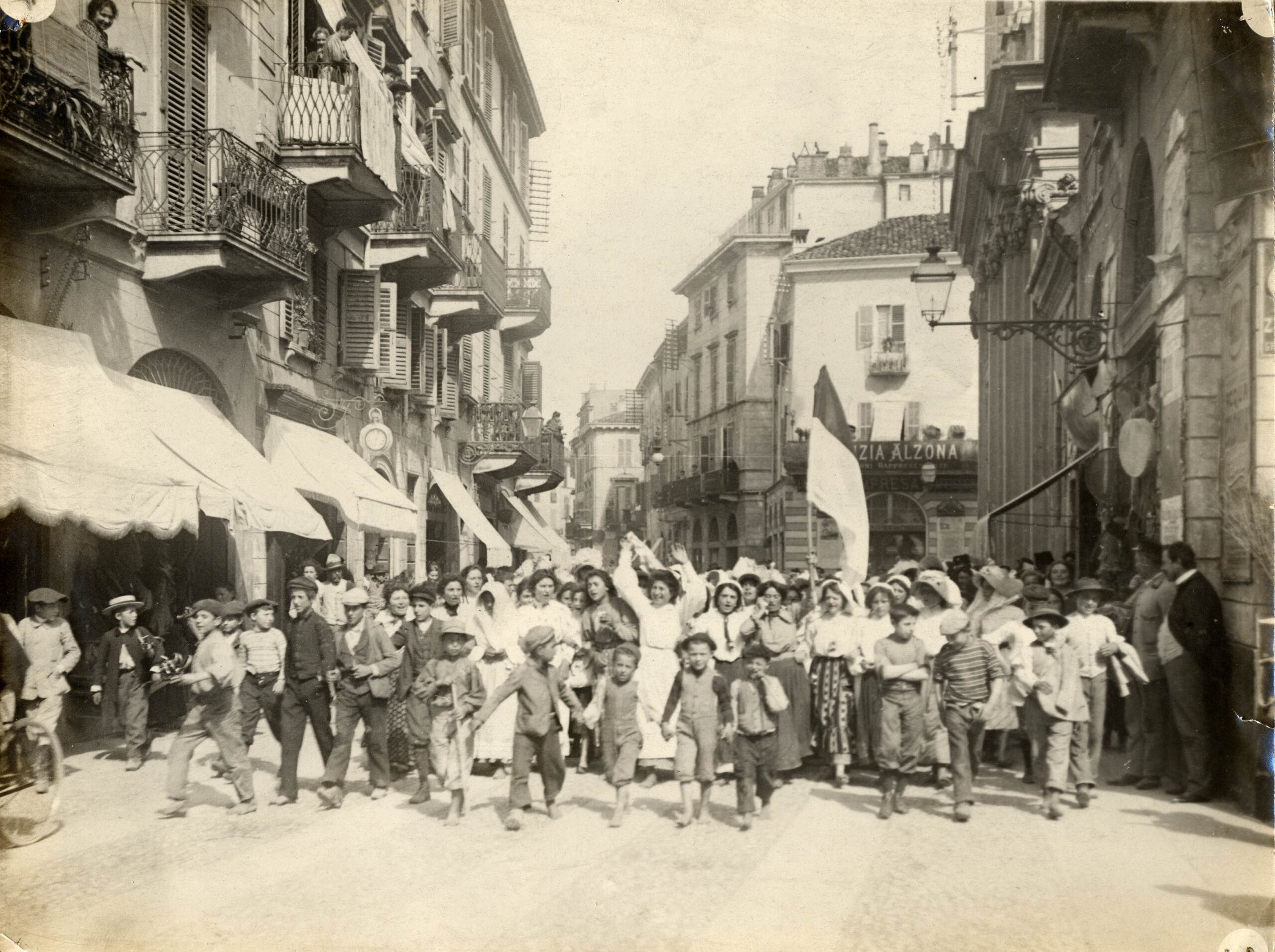 Andrea Tarchetti: manifestazione delle mondine vercellesi che rivendicano le 8 ore lavorative (1° giugno 1906)