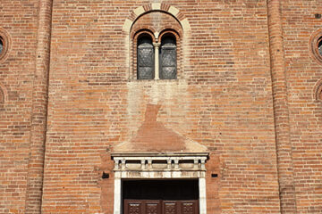 Formelle zoomorfe nella Chiesa di San Bernardo a Vercelli: Un Viaggio Tra Simbolismo Medievale e Arte Sacra