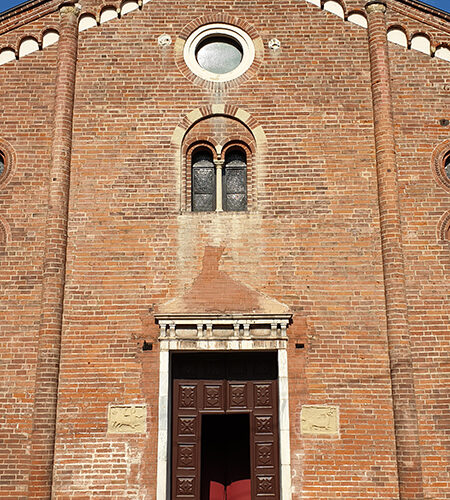 Formelle zoomorfe nella Chiesa di San Bernardo a Vercelli: Un Viaggio Tra Simbolismo Medievale e Arte Sacra