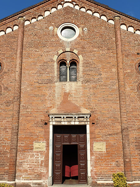 Formelle zoomorfe nella Chiesa di San Bernardo a Vercelli: Un Viaggio Tra Simbolismo Medievale e Arte Sacra