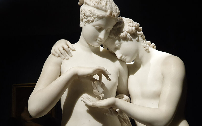 Amore e Psiche: Le Sculture di Canova e Thorvaldsen e il Mito Eterno dell’Amore