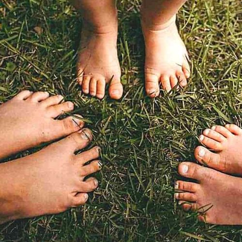 La Terapia della Terra: Il Piacere e i Benefici del Camminare a Piedi Nudi