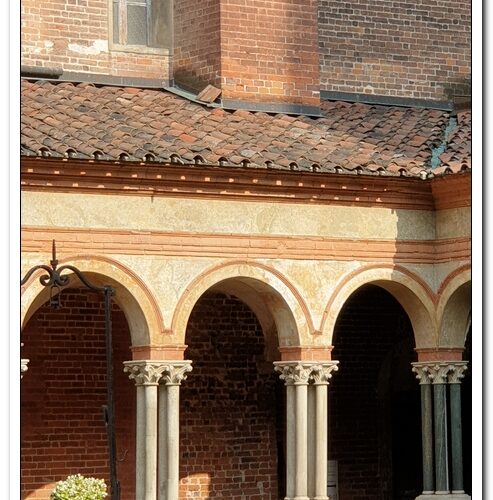 Oltre l’Arco: segreti e reverenze nell’architettura dell’Abbazia di Sant’Andrea di Vercelli