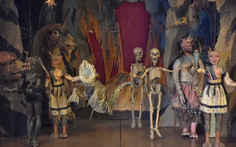 Il Fascino dei Teatrini d’Epoca: Arte, Tecnologia e Immaginazione nelle Marionette Storiche